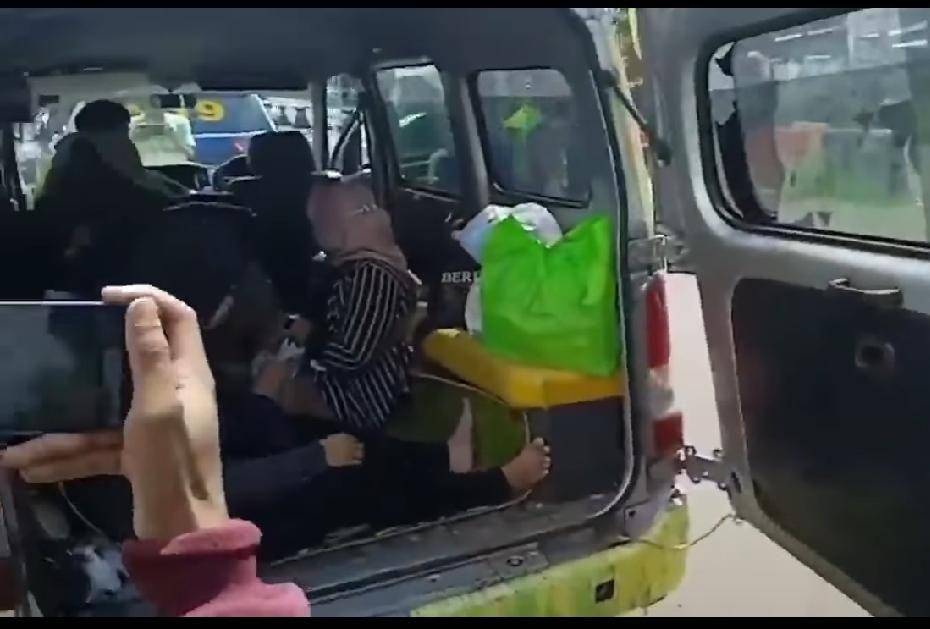 Viral, Ambulans Terobos One Way Ternyata Angkut Wisatawan/ tangkapan layar @infojawabarat