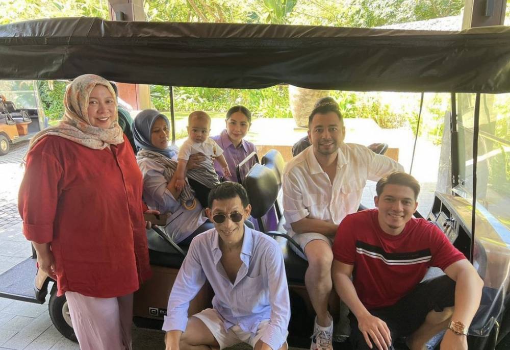 potret liburan Raffi Ahmad dan gengnya (instagram.com/melly_goeslaw)