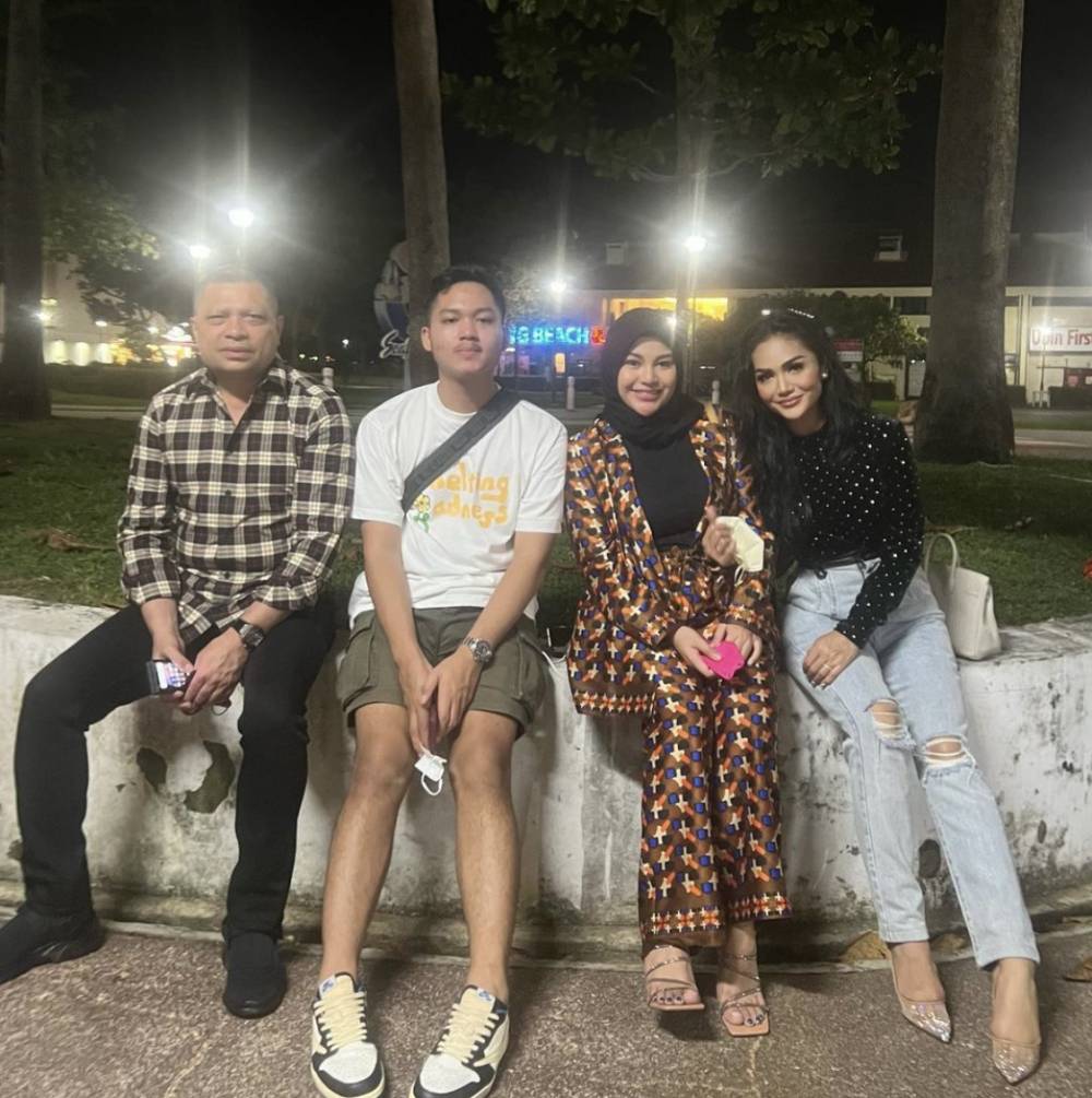 potret kedekatan Aurel dan Azriel dengan Krisdayanti (instagram.com/krisdayantilemos)