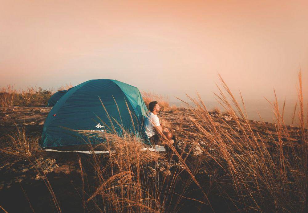 ilustrasi orang melakukan solo traveling (pexels.com/Bazil Elias)