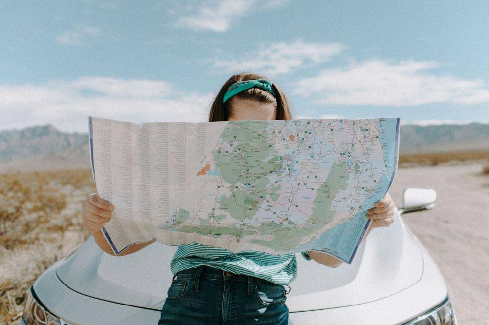 ilustrasi orang melakukan solo traveling (pexels.com/Leah Kelly)