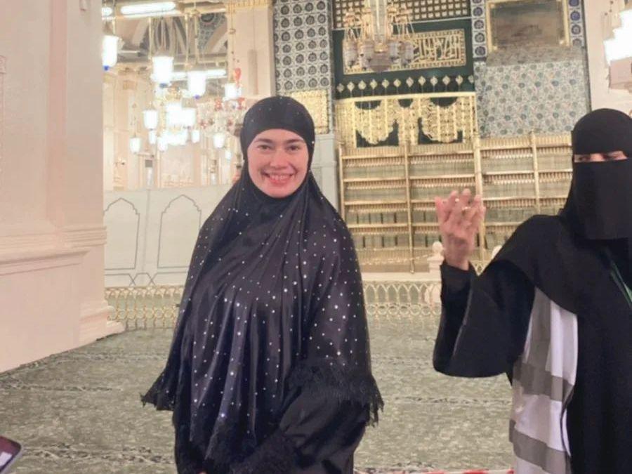 10 Potret Cathrine Wilson, Diajak Taaruf usai Pulang Umrah