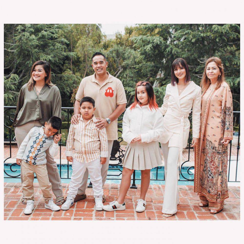 momen lebaran keluarga Nia Ramadhani dan Ardi Bakrie (instagram.com/ramadhaniabakrie)