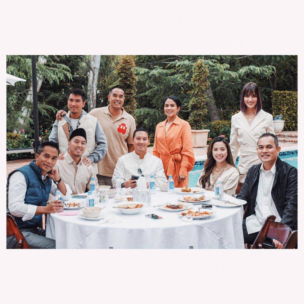 momen lebaran keluarga Nia Ramadhani dan Ardi Bakrie (instagram.com/ramadhaniabakrie)