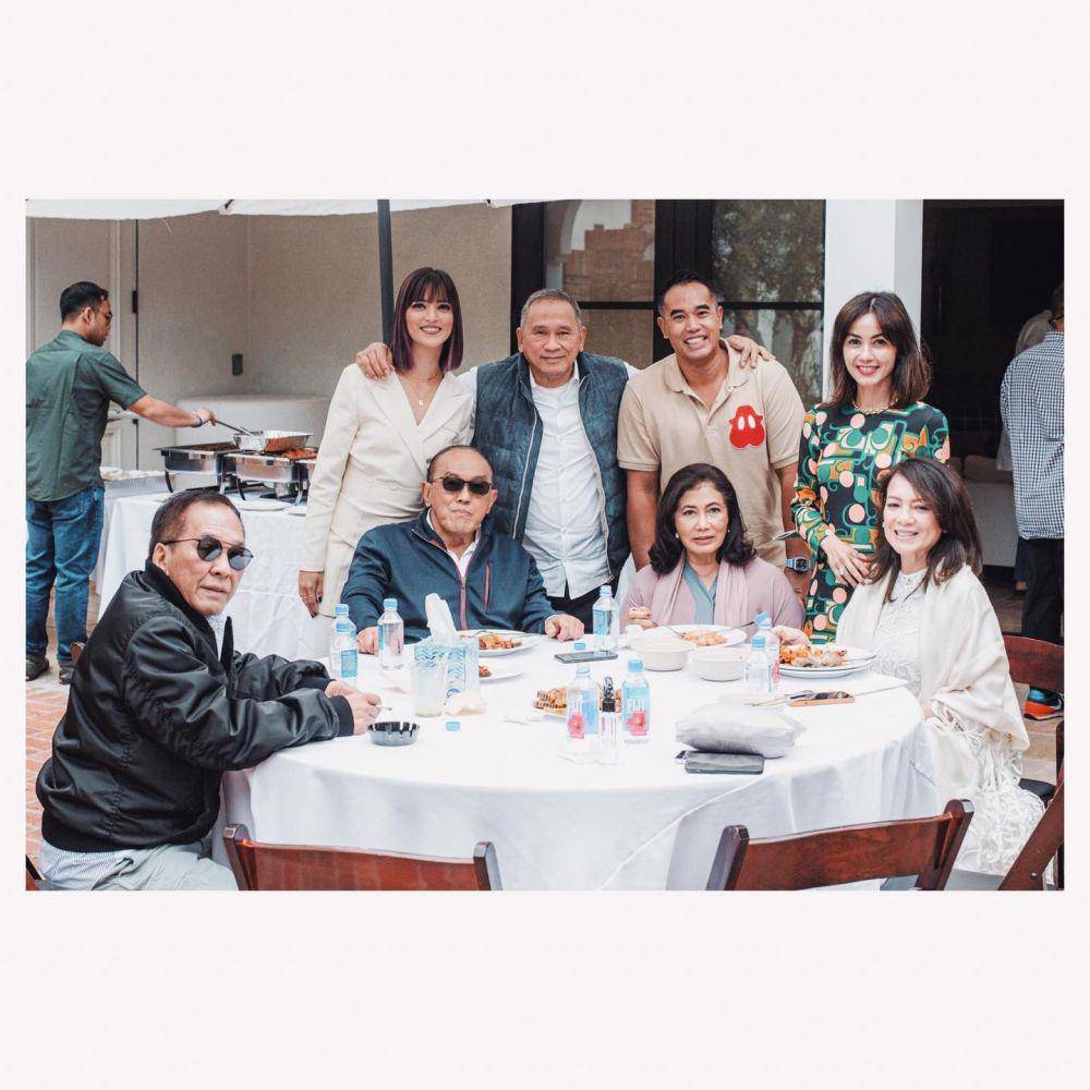 momen lebaran keluarga Nia Ramadhani dan Ardi Bakrie (instagram.com/ramadhaniabakrie)