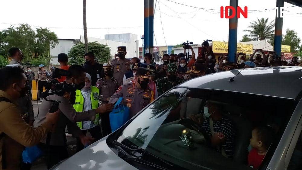 Kapolri Jenderal Listyo Sigit Prabowo memberikan bingkisan ke pemudik di Pelabuhan Bakauheni, Sabtu (7/5/2022). (IDN Times/Martin L Tobing).