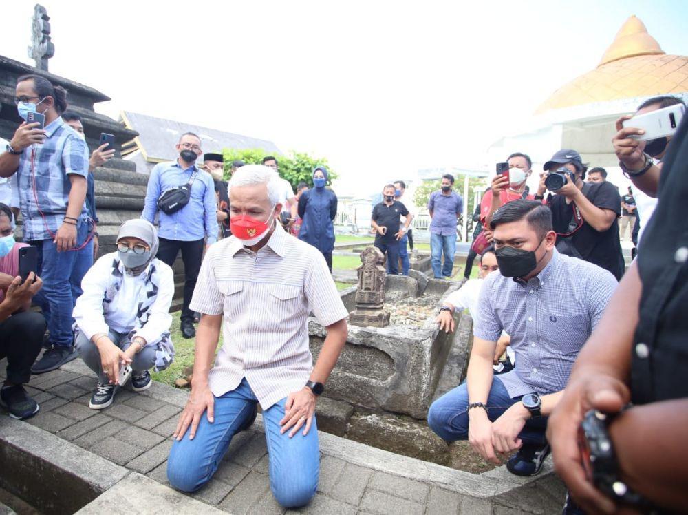 Saat Ganjar Pranowo Bersimpuh Depan Makam Sultan Hasanuddin di Gowa