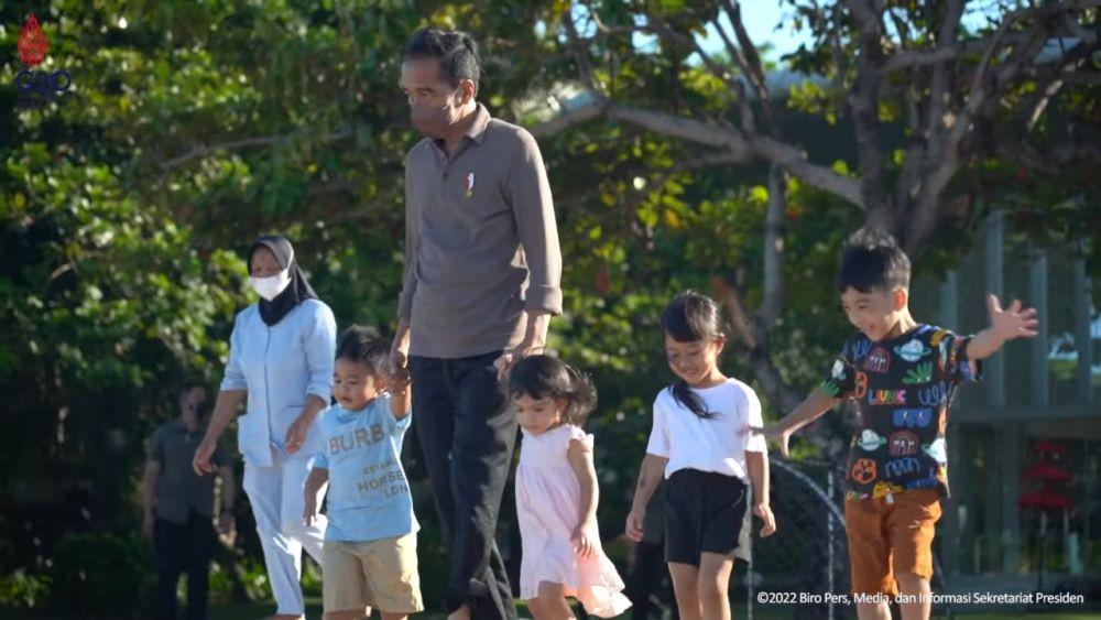 11 Potret Keseruan Jokowi Bersama 4 Cucunya Nikmati Pantai Nusa Dua