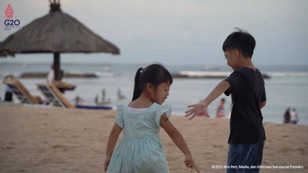 Cucu Joko "Jokowi" Widodo, Jan Ethes dan Sedah Mirah bermain di Pantai, Kabupaten Badung, 6 Mei 2022 (YouTube.com/Sekretariat Presiden)