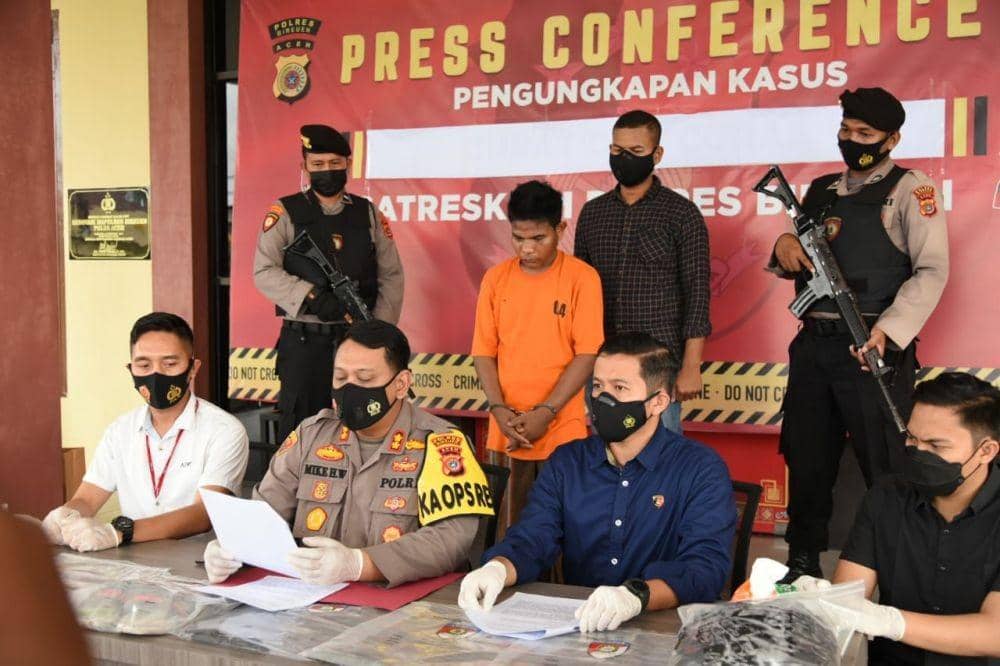 IS, pelaku pembunuhan ketika dihadirkan dalam konferensi pers di Polres Bireuen. (Dokumentasi Humas Polres Bireuen untuk IDN Times)