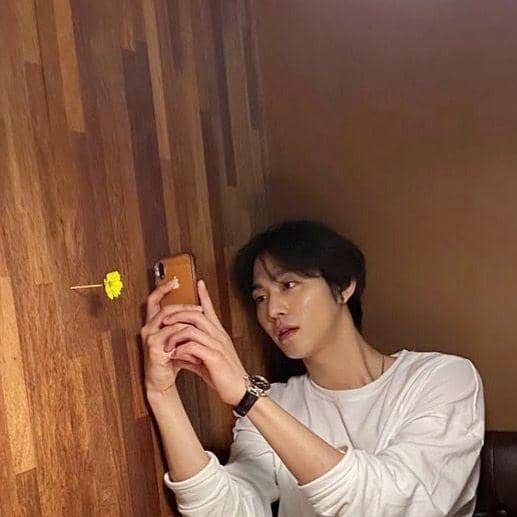 artis Korea pakai kaus putih (instagram.com/imhyoseop)