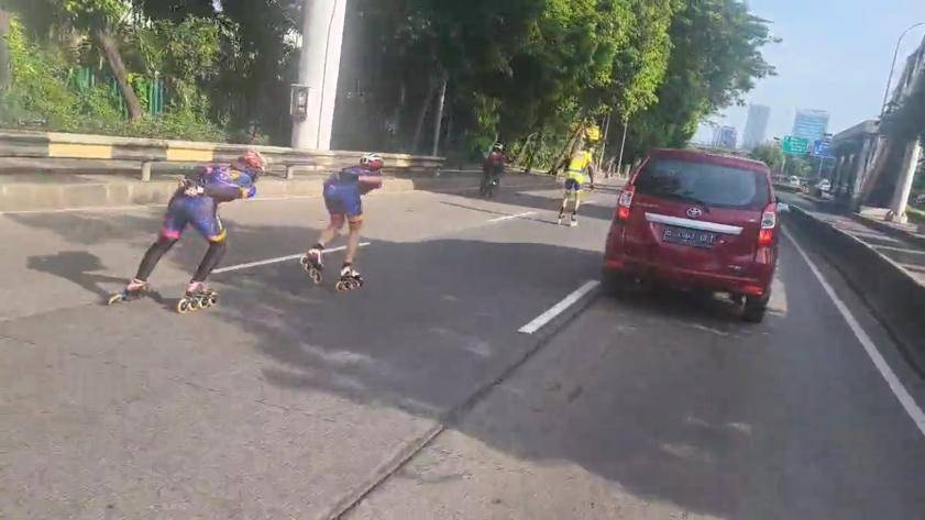 Viral video rombongan pesepatu roda membelah pengguna jalan Gatot Subroto (Instagram @banjarnahor)