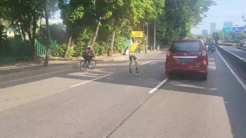 Viral video rombongan pesepatu roda membelah pengguna jalan Gatot Subroto (Instagram @banjarnahor)