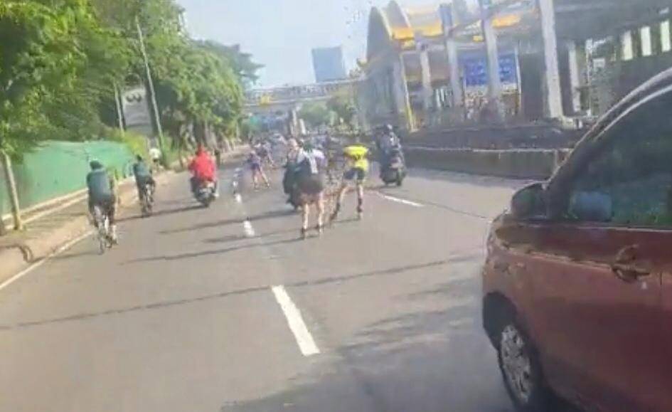 Viral video rombongan pesepatu roda membelah pengguna jalan Gatot Subroto (Instagram @banjarnahor)