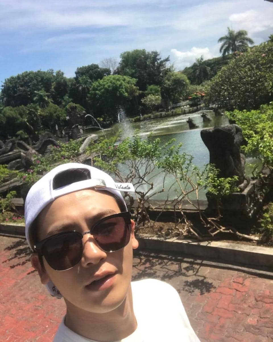 artis Korea pakai kaus putih (instagram.com/phs1116)