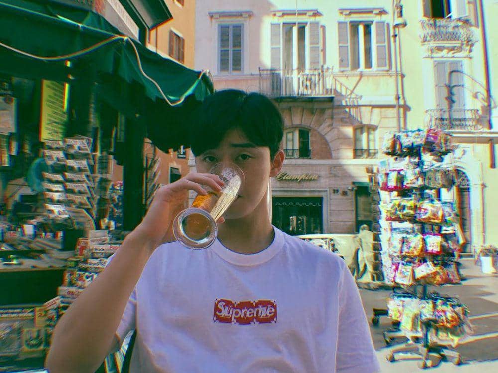 artis Korea pakai kaus putih (instagram.com/bn_sj2013)