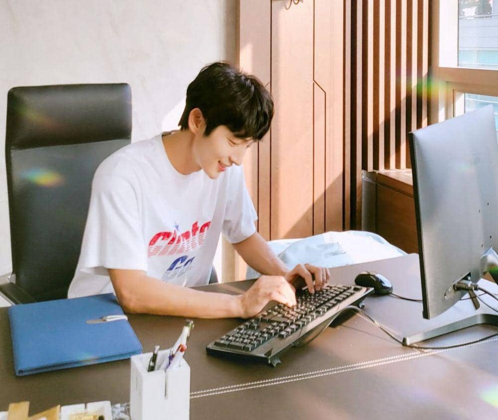 artis Korea pakai kaus putih (instagram.com/seonho_kim)