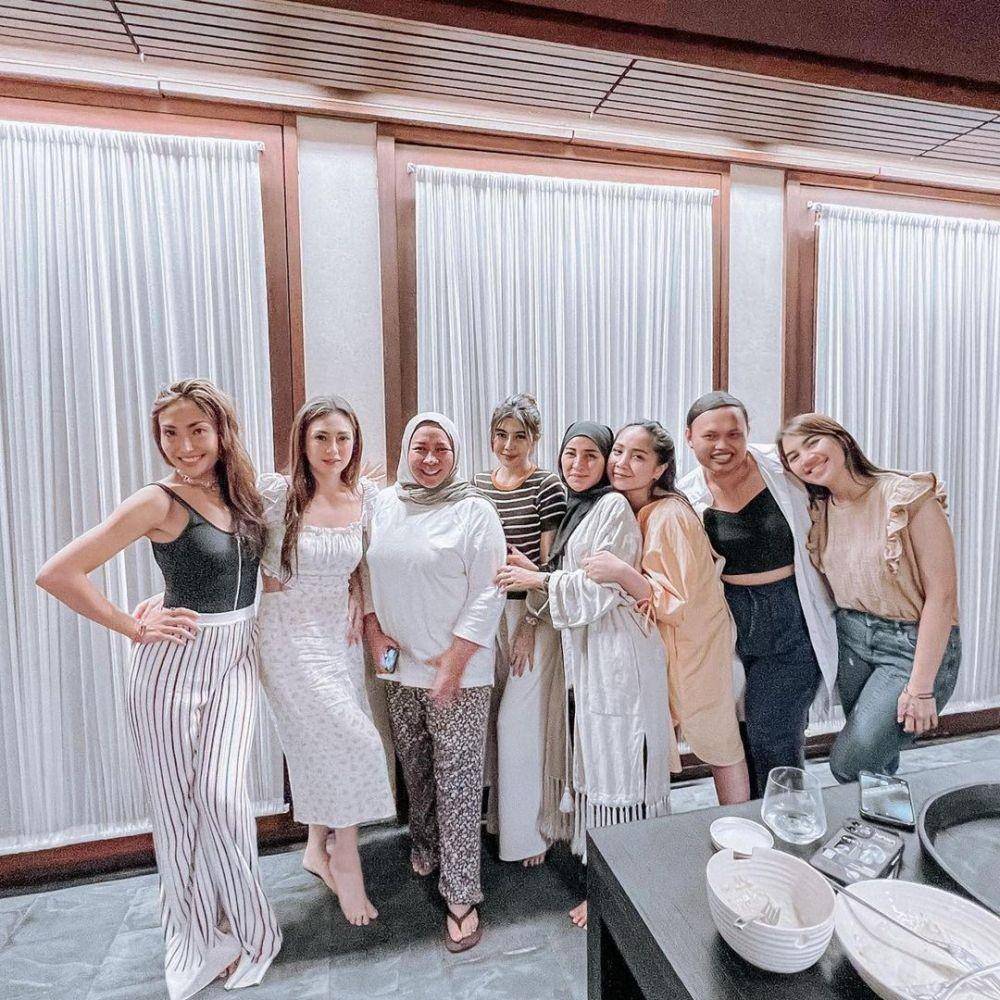 potret artis liburan ke Bali saat lebaran 2022 (instagram.com/melly_goeslaw)