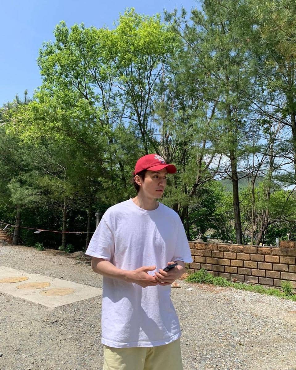 artis Korea pakai kaus putih (instagram.com/leedongwook_official)