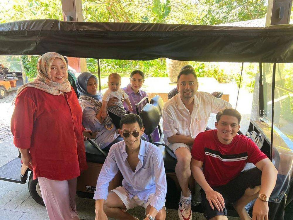 potret artis liburan ke Bali saat lebaran 2022 (instagram.com/melly_goeslaw)