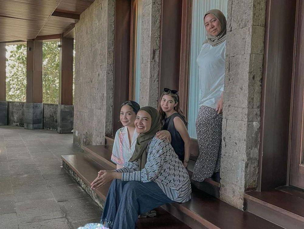 potret artis liburan ke Bali saat lebaran 2022 (instagram.com/melly_goeslaw)
