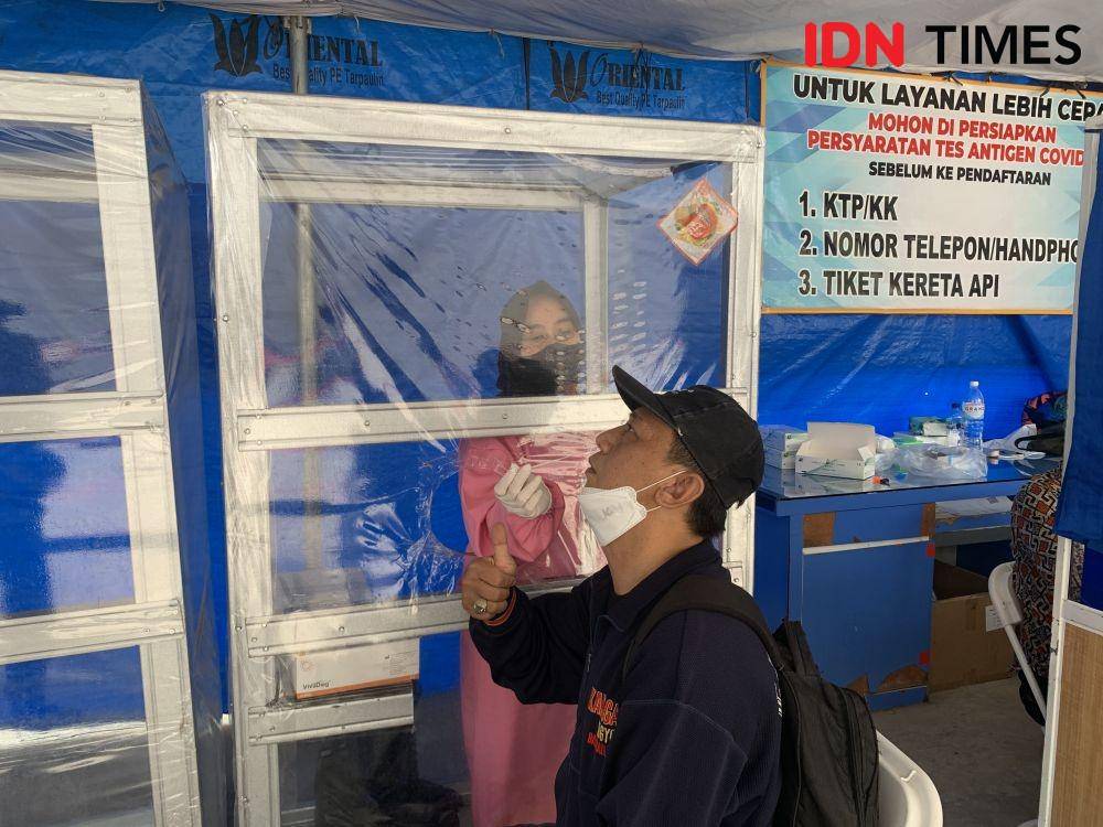 Posko Rapid Tes Antigen di Stasiun Tanjung Karang. (IDN Times/Rohmah Mustaurida).