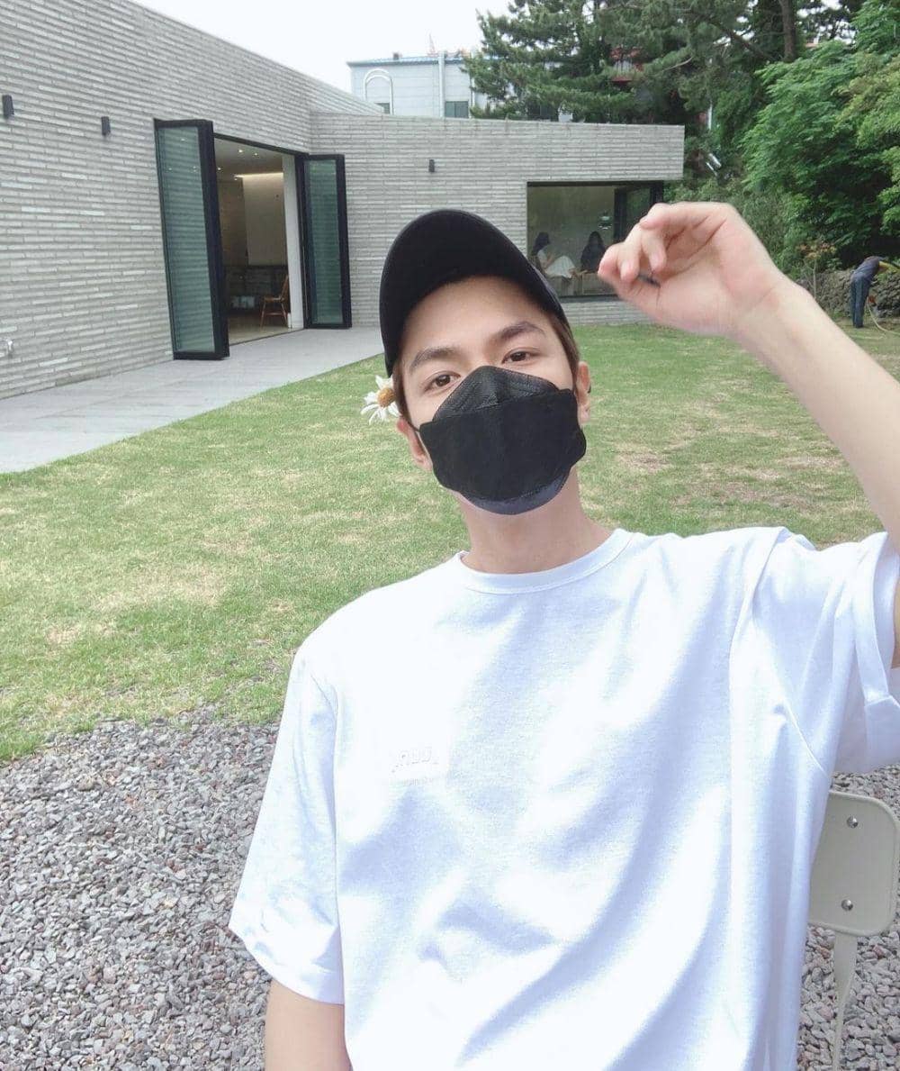 artis Korea pakai kaus putih (instagram.com/actorleeminho)