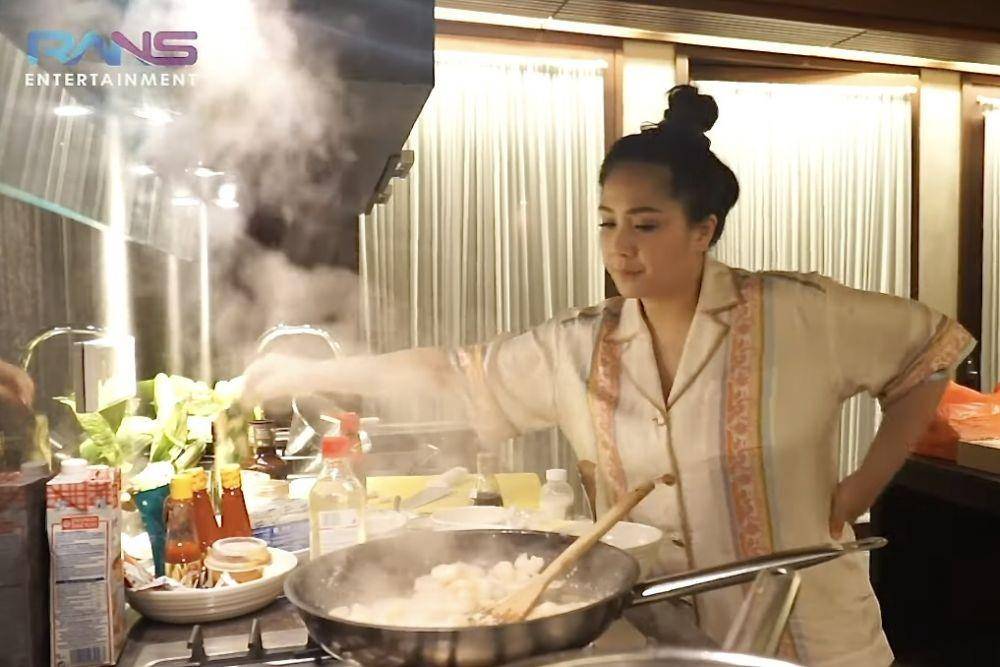 momen Nagita masak makan malam pas liburan di Bali (YouTube.com/Rans Entertainment)
