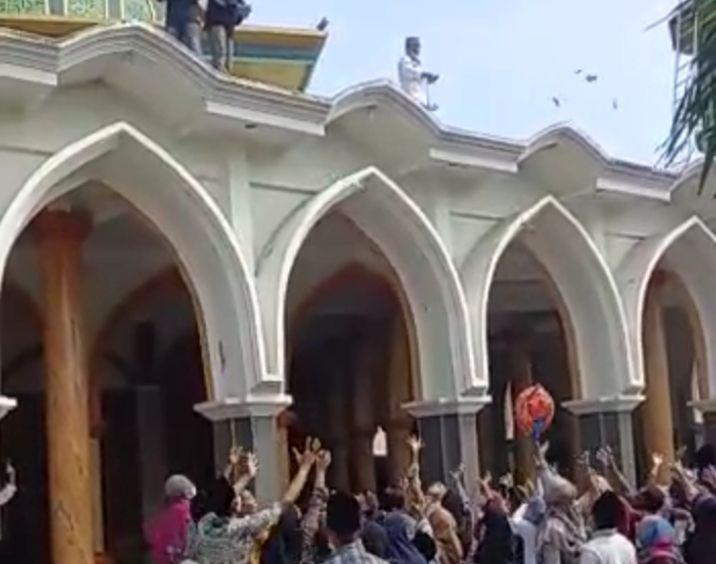 Bak Sultan! Para Pedagang Pecel Lele di Lamongan Tebarkan Uang