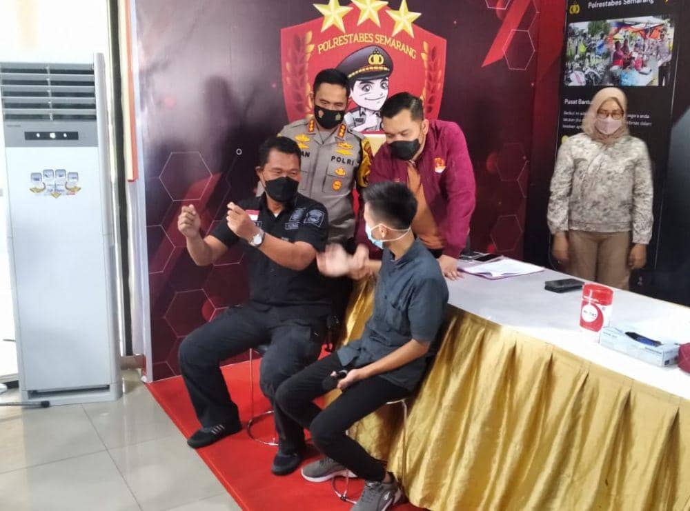Pelaku begal payudara saat memberi keterangan di hadapan polisi. (IDN Times/bt)