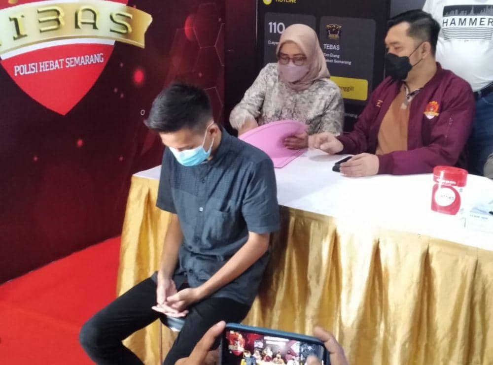 Pelaku begal payudara tertunduk saat diamankan Polrestabes Semarang. (IDN Times/bt)