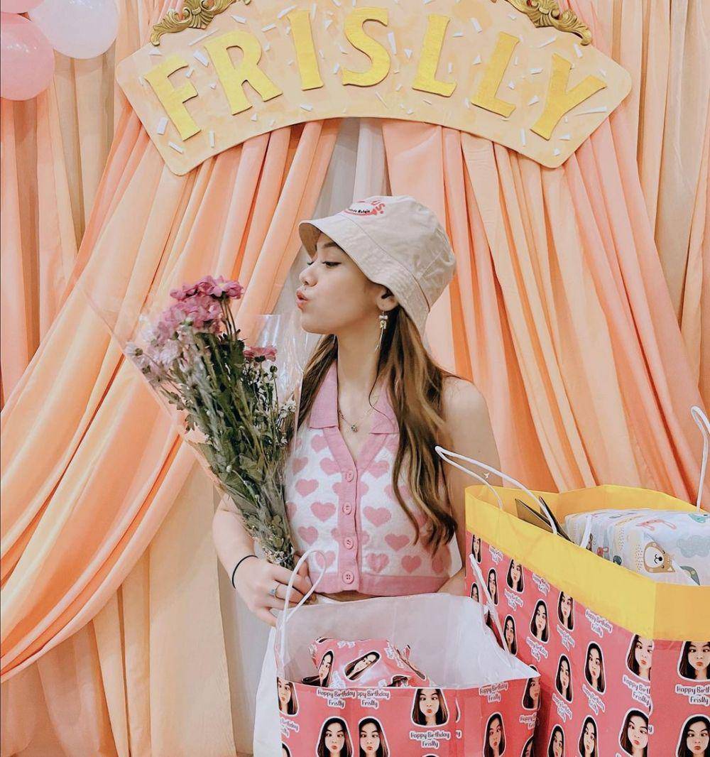 Momen ulang tahun Frislly Herlind ke-23. (instagram.com/itsme.frisllyherlind)