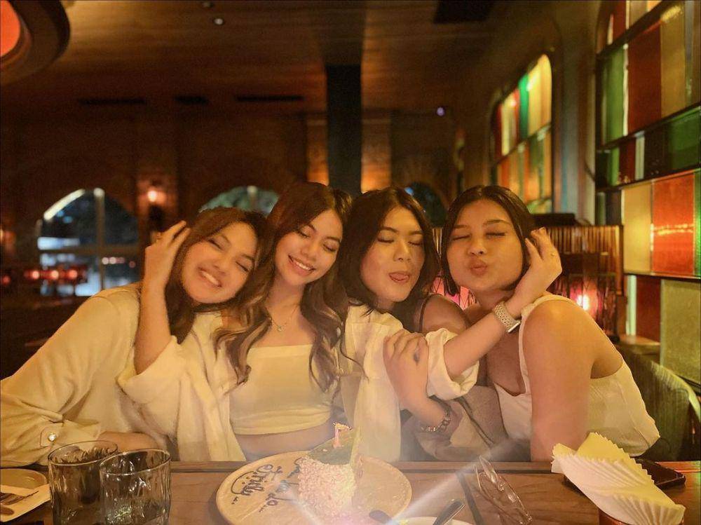 Momen ulang tahun Frislly Herlind ke-23. (instagram.com/itsme.frisllyherlind)