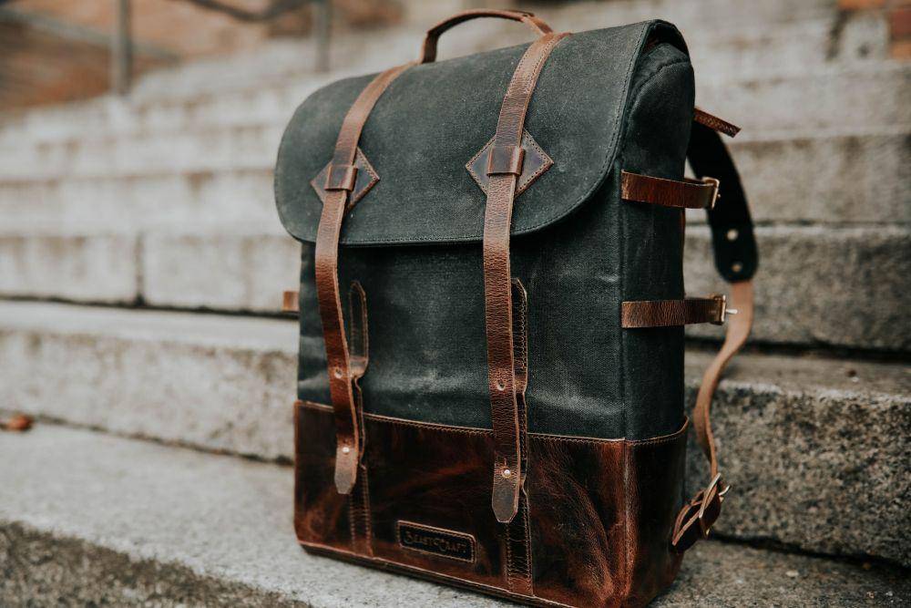 Ilustrasi daypack (unsplash.com/Lina Verovaya)
