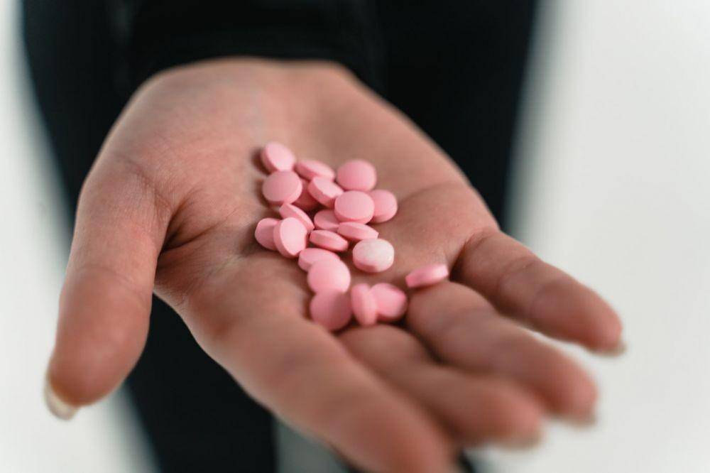 ilustrasi obat yang dapat berinteraksi dengan pil KB dan kontrasepsi hormonal lainnya (pexels.com/MART PRODUCTION)