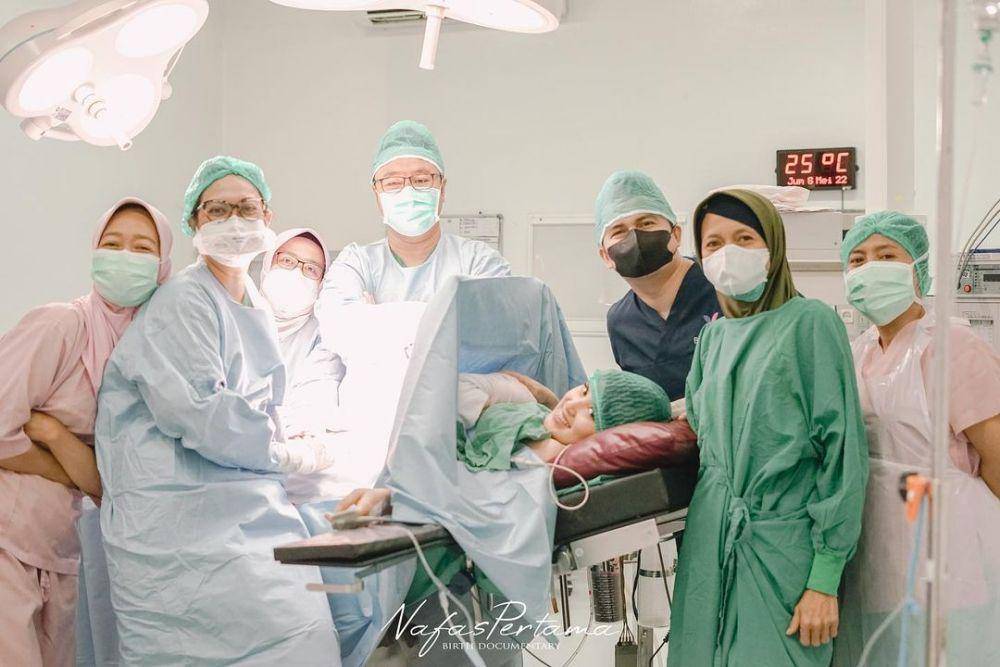 Momen persalinan anak pertama Rosiana Dewi. (instagram.com/rsn.dw)