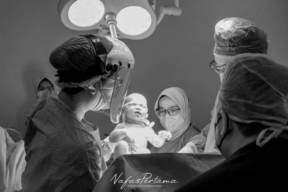 Momen persalinan anak pertama Rosiana Dewi. (instagram.com/rsn.dw)