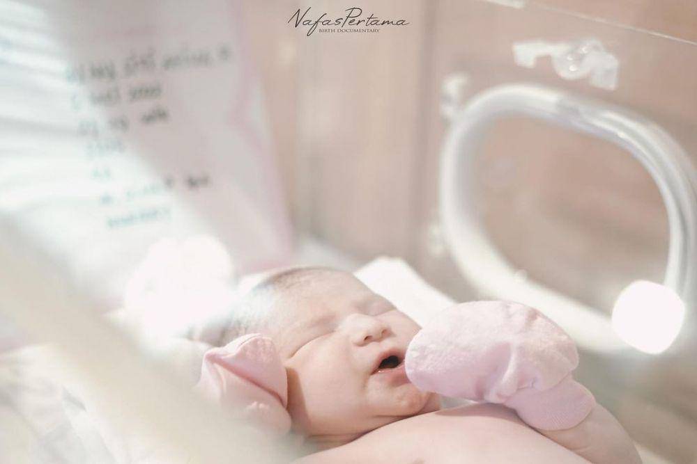 Momen persalinan anak pertama Rosiana Dewi. (instagram.com/rsn.dw)