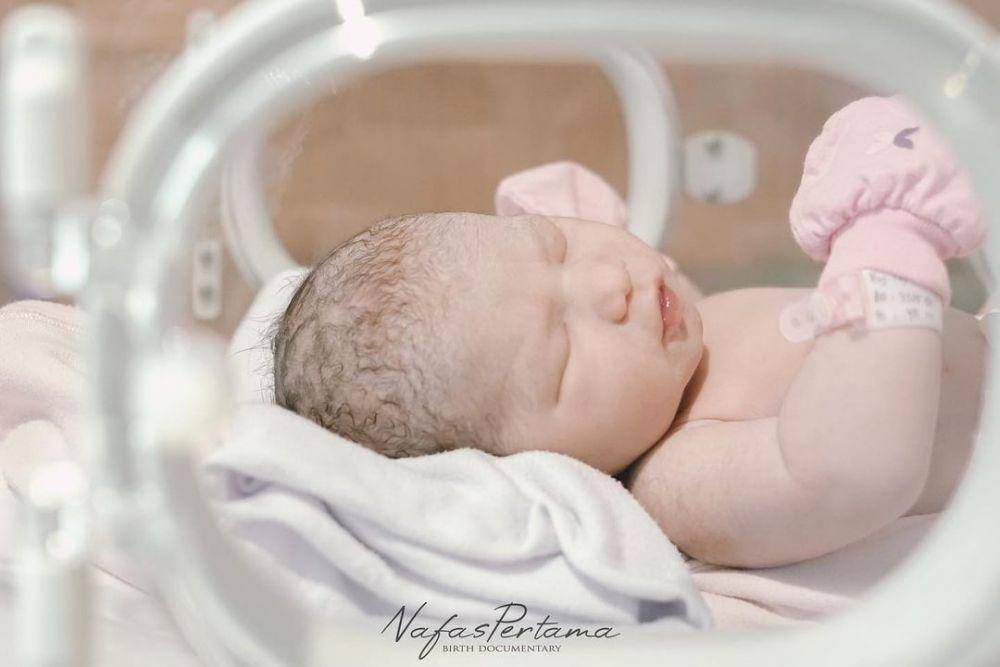 Momen persalinan anak pertama Rosiana Dewi. (instagram.com/rsn.dw)