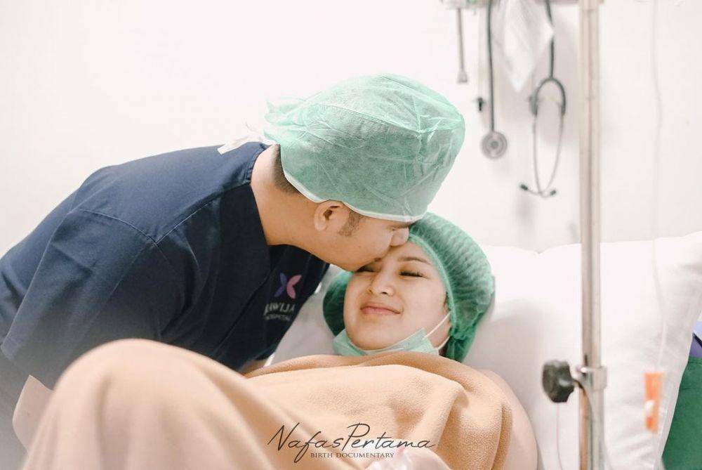 Momen persalinan anak pertama Rosiana Dewi. (instagram.com/rsn.dw)