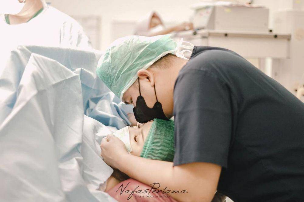 Momen persalinan anak pertama Rosiana Dewi. (instagram.com/rsn.dw)