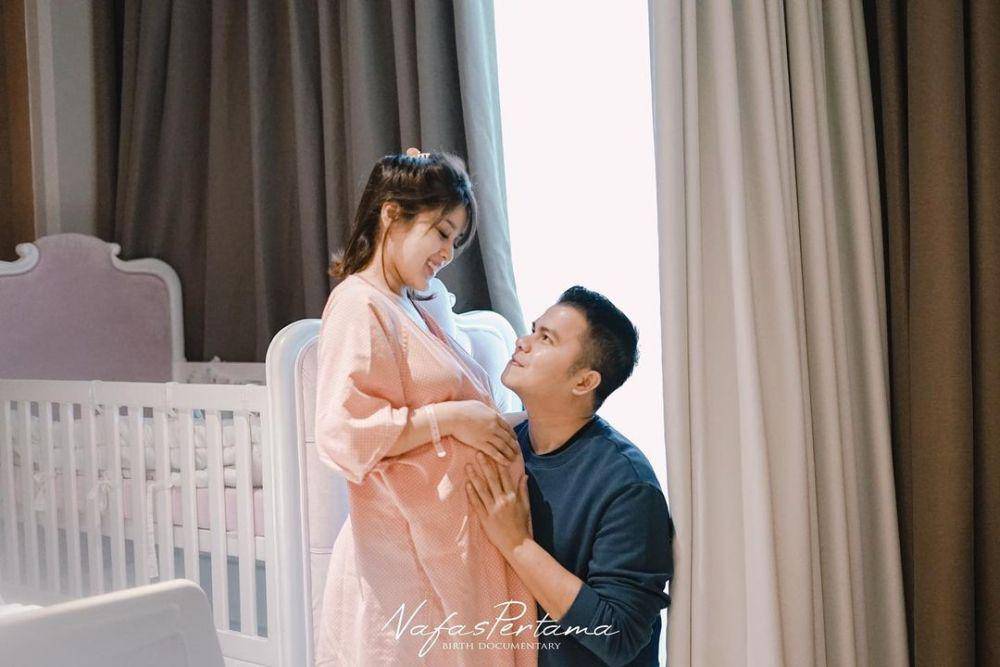 Momen persalinan anak pertama Rosiana Dewi. (instagram.com/rsn.dw)