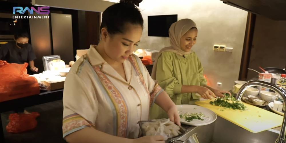 momen Nagita masak makan malam pas liburan di Bali (YouTube.com/Rans Entertainment)