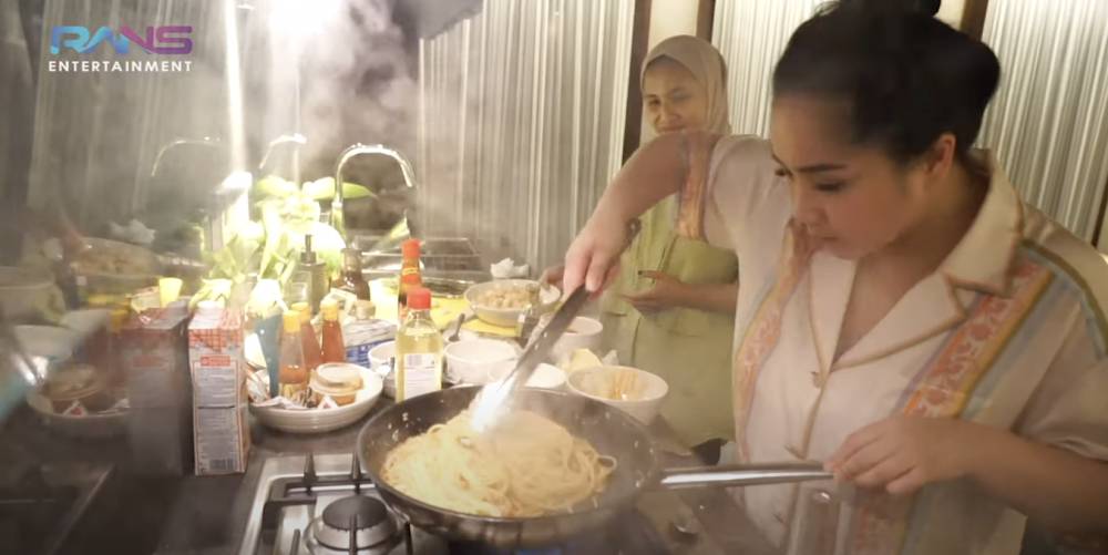 momen Nagita masak makan malam pas liburan di Bali (YouTube.com/Rans Entertainment)