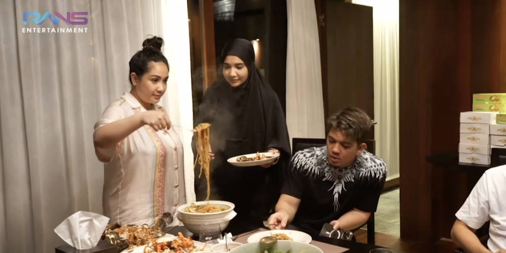momen Nagita masak makan malam pas liburan di Bali (YouTube.com/Rans Entertainment)