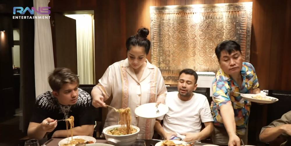 momen Nagita masak makan malam pas liburan di Bali (YouTube.com/Rans Entertainment)