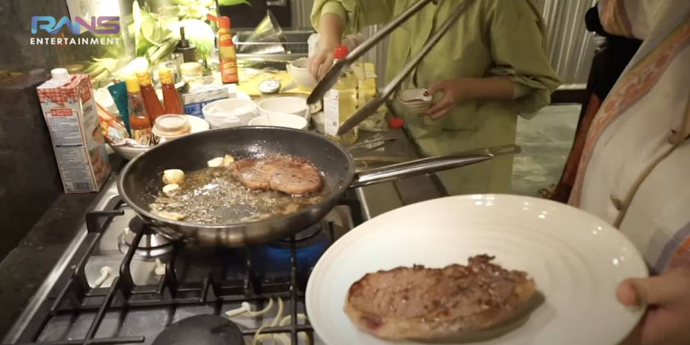 momen Nagita masak makan malam pas liburan di Bali (YouTube.com/Rans Entertainment)