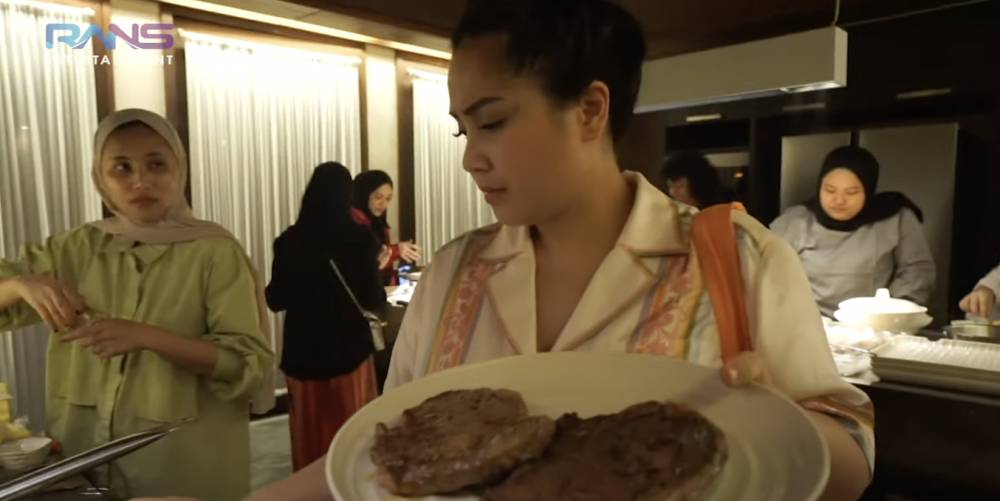 momen Nagita masak makan malam pas liburan di Bali (YouTube.com/Rans Entertainment)