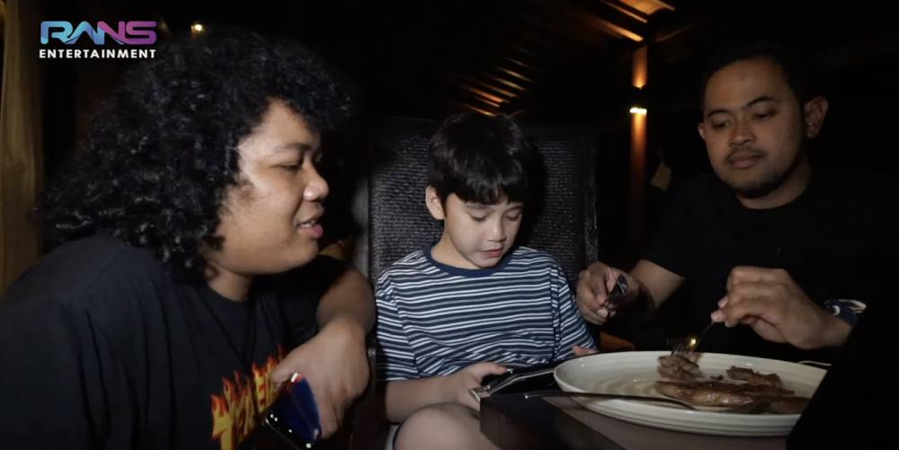 momen Nagita masak makan malam pas liburan di Bali (YouTube.com/Rans Entertainment)