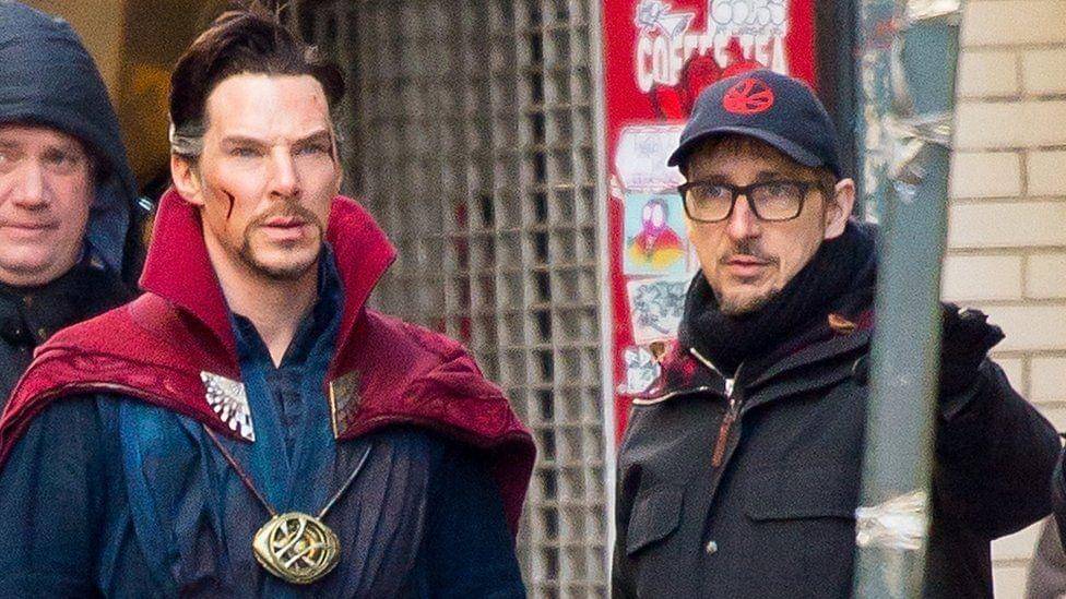 Scott Derrickson (kanan) bersama dengan Benedict Cumberbatch di set Doctor Strange